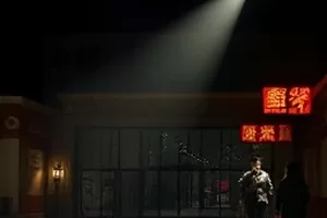 《第七个夏天》封面，海边毕业合影的暖调画面